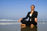donna di business in meditazione