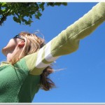 cornice ragazza felice in mezzo alla natura