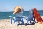 immagine di sedie a sdraio sulla spiaggia
