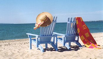 immagine di sedie a sdraio sulla spiaggia 